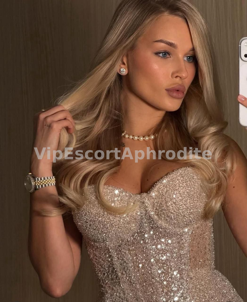 EMILIIA — elite escort in Paris